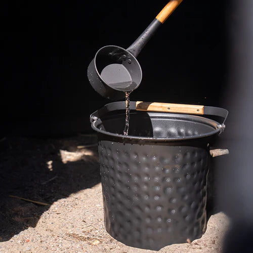 Saunaeimer und Schaufel